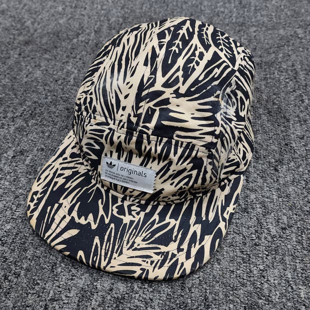 아디다스 오리지널스 지브라 패턴 캠프캡 모자