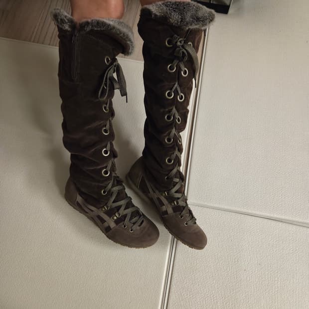 오니츠카 타이거 퍼 트리밍브라운부츠