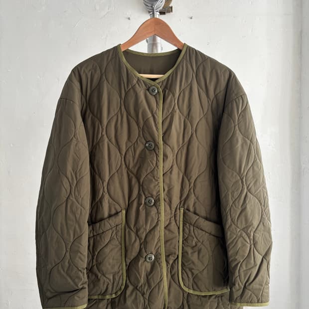 Pilgrim 필그림 카키 퀄팅 논카라 자켓 