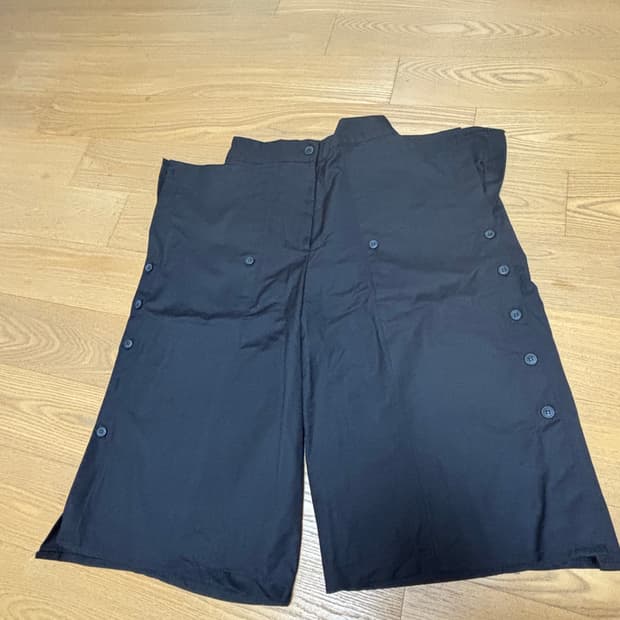 블랙 여성 와이드버뮤다 버튼 팬츠