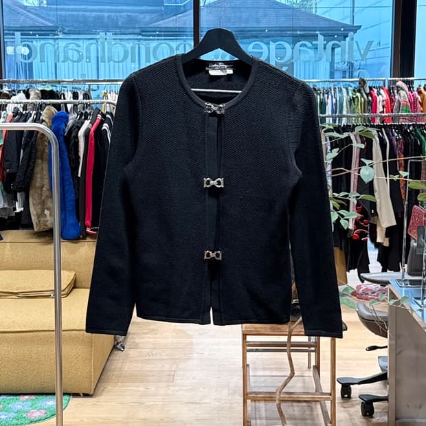 페라가모 블랙 간치니 버튼 가디건 