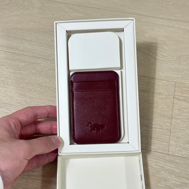 새상품 메종키츠네 맥세이프 카드지갑 레더 가죽 버건디