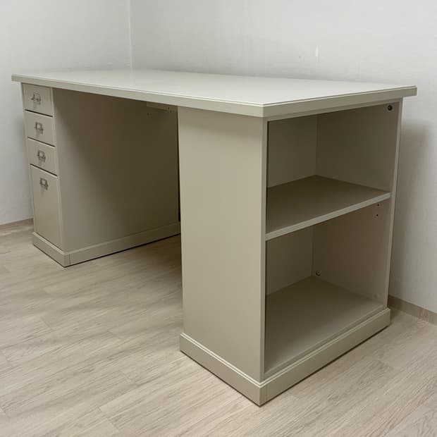 이케아 베비에른 책상 (용달비 별도)