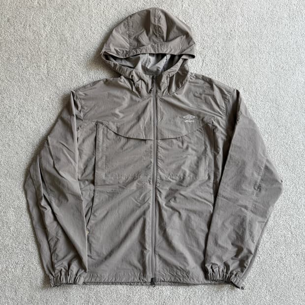 엄브로 하이웨이 벤틸 후드 바람막이 자켓