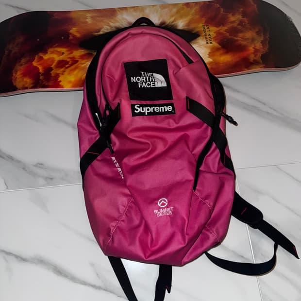 슈프림 x 노스페이스 서밋 시리즈 아우터 테이프 심 루트 로켓 백팩 핑크
