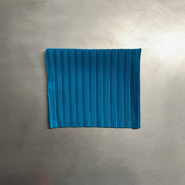 이세이 미야케 플리츠 플리즈 넥워머 코발트블루