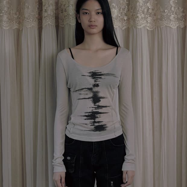 보헤미안서울 노이즈 프린티드 라인 롱 슬리브 베이지