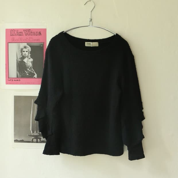 토가 아카이브스 블랙 러플 니트 탑