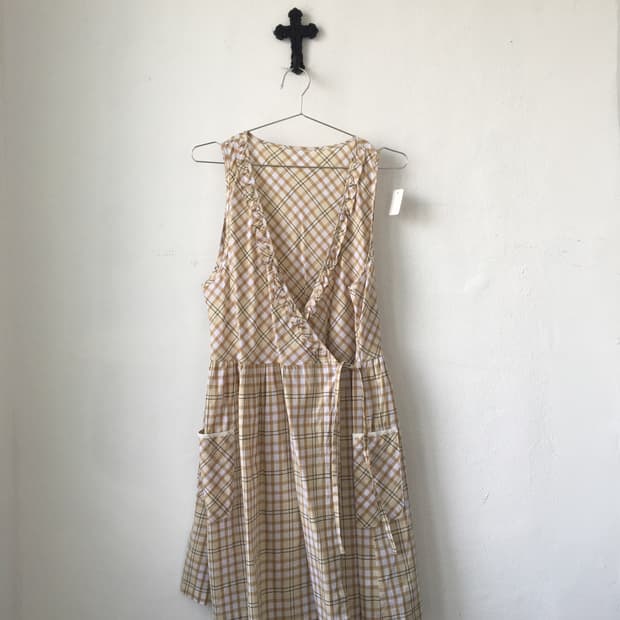Check pattern frill wrap vest