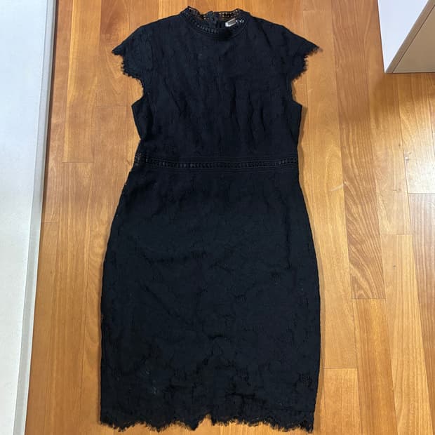 H&M의 레이스 하이넥 드레스