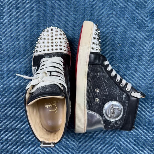 [크리스찬 루부탱] 아이코닉 스파이크 하이탑 스니커즈 – 한정판 