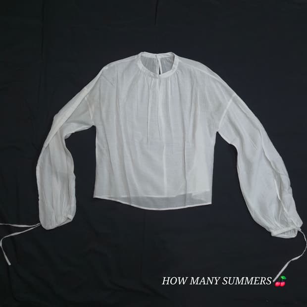 GU 화이트 블라우스 셔링 스트링 벌룬 소매 시스루 상의