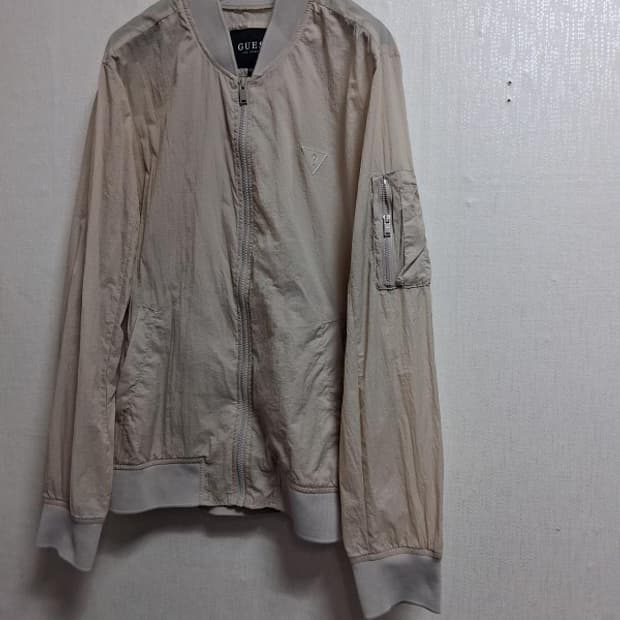  게스 베이지 바람막이점퍼 L
원산지 중국제