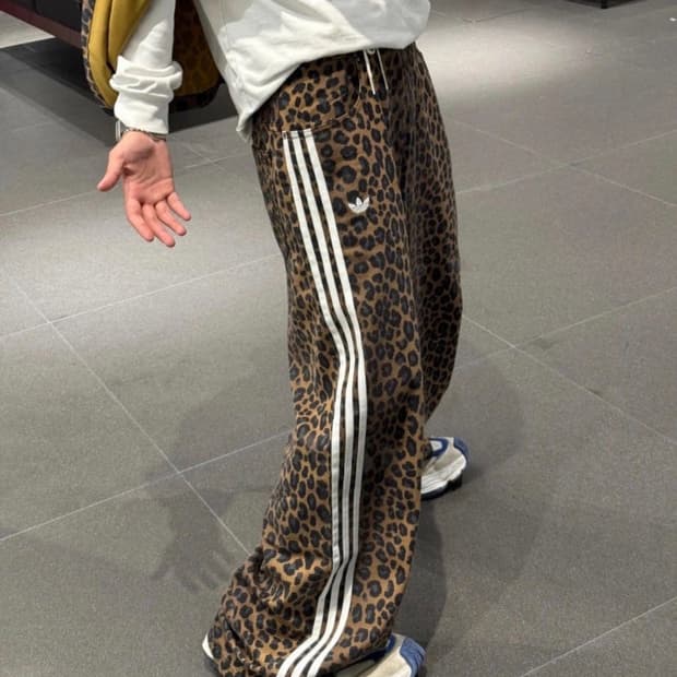 [30] 아디다스 오리지널 데님 루즈 레오파드 프린트