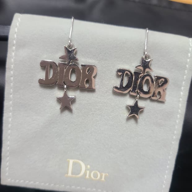 디올 로고 드롭 귀걸이