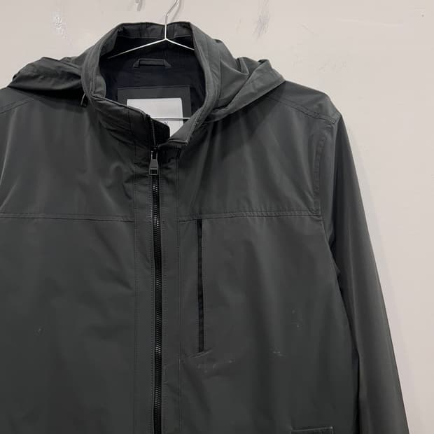 올젠 글로시 후드내장 나일론 바람막이 자켓