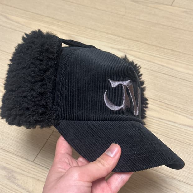 이자반X유프 이어플랩 캡 블랙