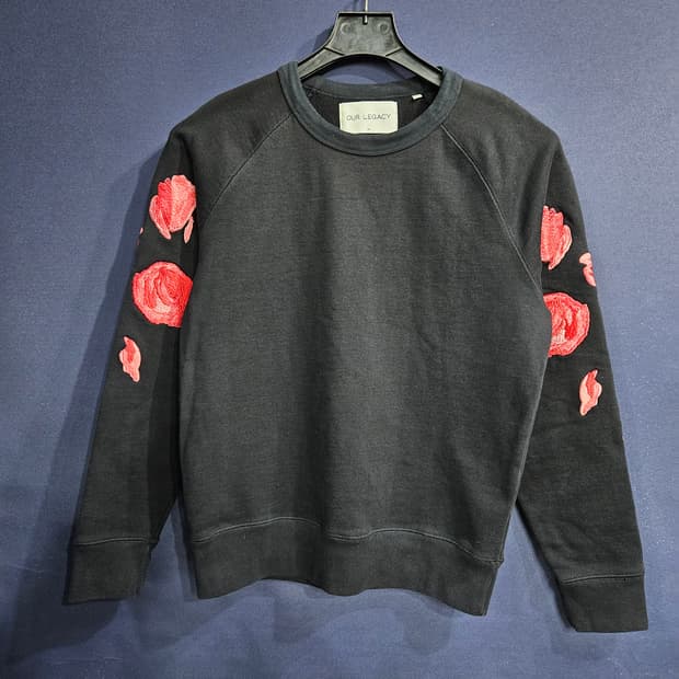 아워레가시 로즈자수 블랙 남성 세미오버핏 95 맨투맨 