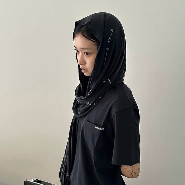 혜인서 스토어 익스클루시브 베이직 티셔츠w/그래픽 스카프