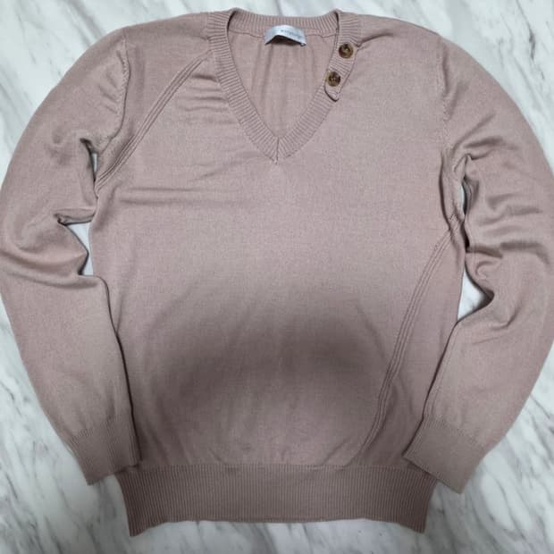 우영미 비대칭 버튼 브이넥 니트