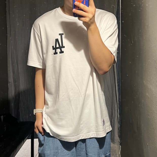 뉴에라 화이트 블랙 페이즐리 반다나 LA다저스 로고프린팅 반팔 티셔츠