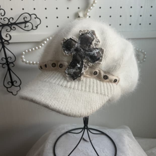 Sawha white cross hat 