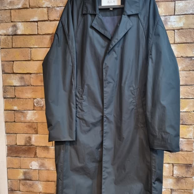 송지오 옴므의 깔끔한 블랙 트렌치코트