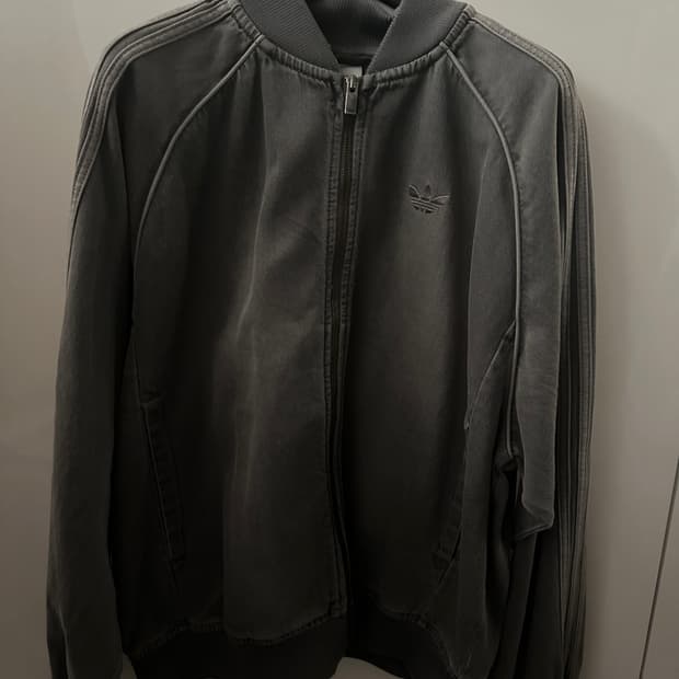 (아디다스) (SST 아디컬러 루즈 SST 데님 블랙 워시 자켓) (M)