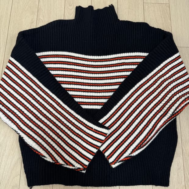 스트라이프 반폴라니트