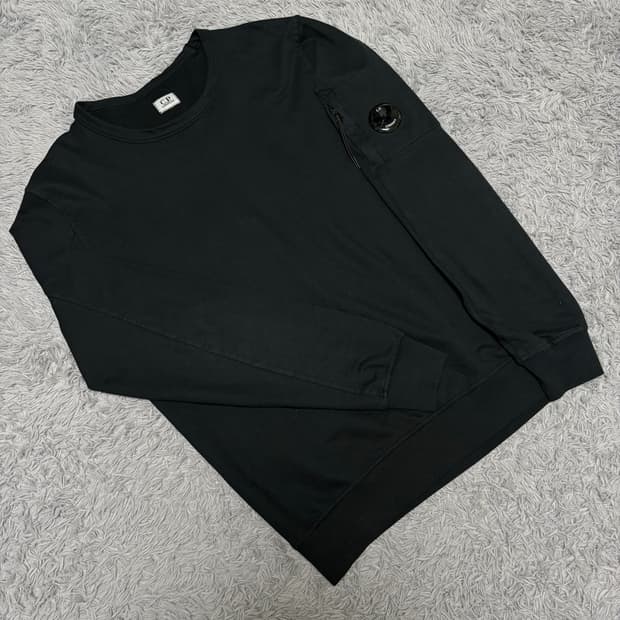 CP컴퍼니 렌즈 와펜 맨투맨