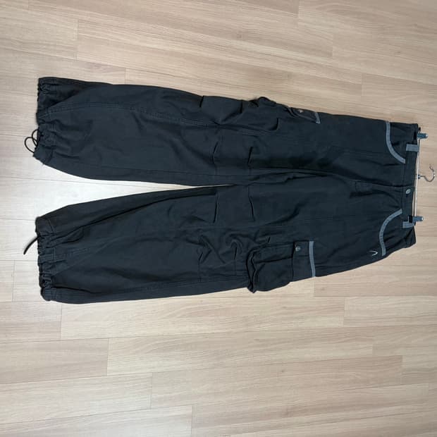 aakam Knee Pin-tuck Contrast Cargo Pants