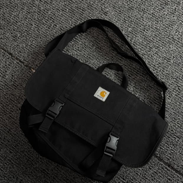 칼하트 WIP 블랙 파슬백 메신저 크로스백 1788