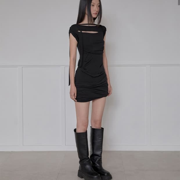플레어업 원피스 블랙 Draped Strap Roll-Up Dress
