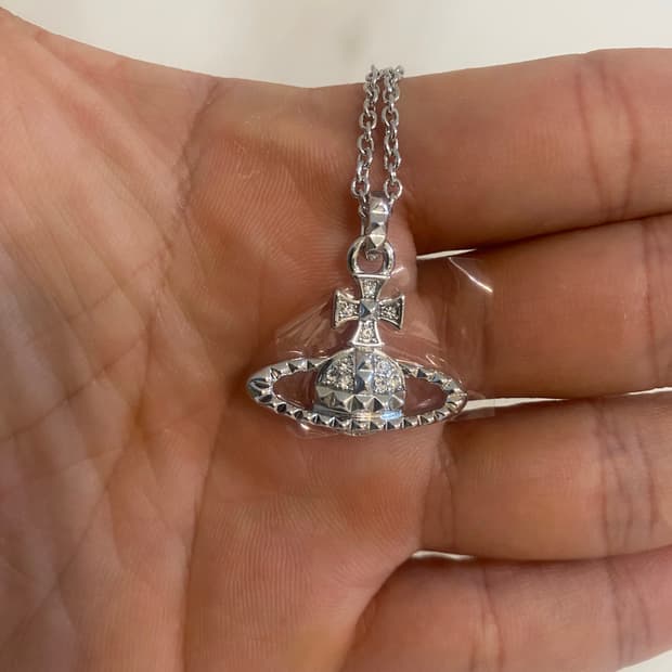 비비안웨스트우드 목걸이 팝니다.