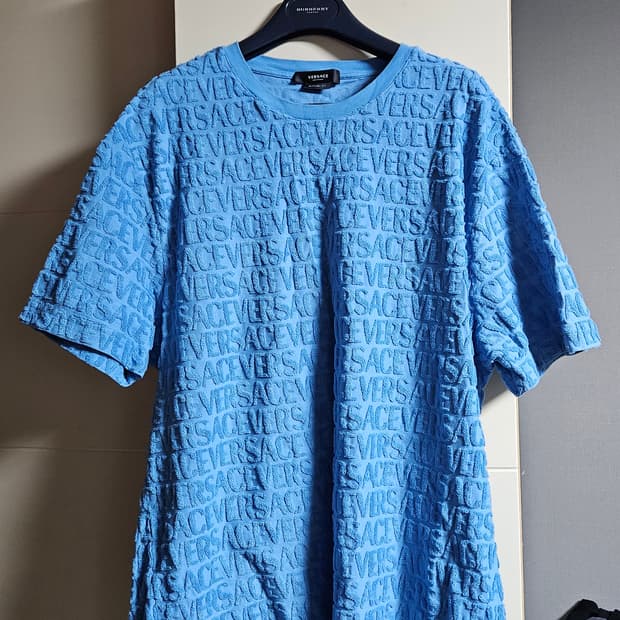 베르사체 타올 로고 엠보싱 반팔티셔츠 스카이블루