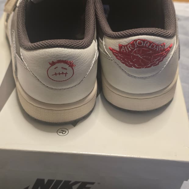 조던 트래비스 스캇 리버스모카 250