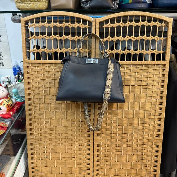 정품 펜디 피카부 몬스터백 팝니다
