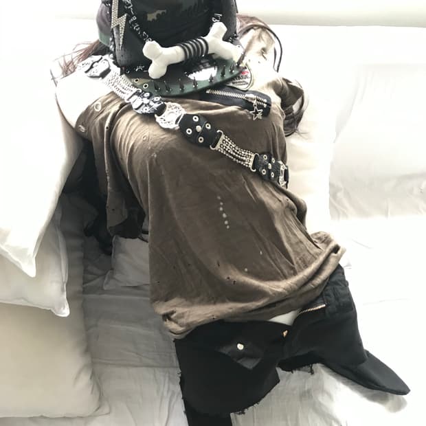 Khaki grunge damage eyelet&zipper tshirt