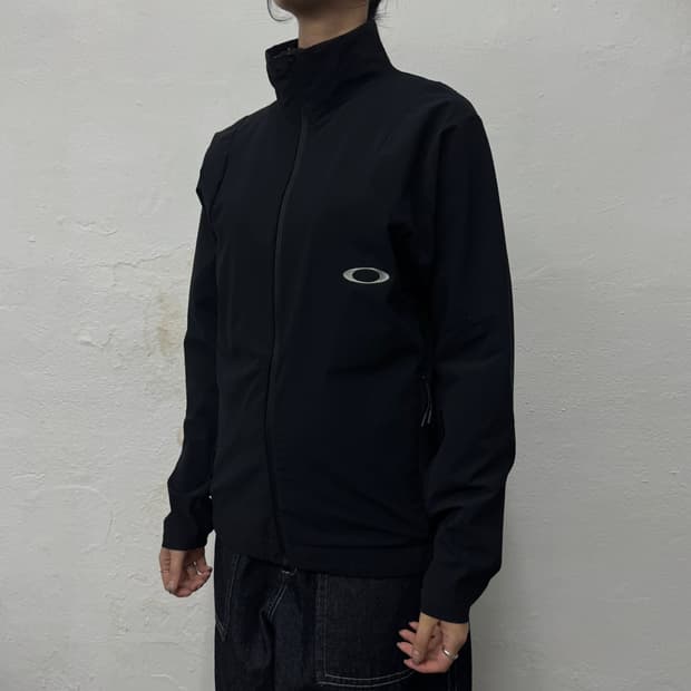 오클리(OAKLEY) 블랙 양면 서클로고 플랙스 하이넥 트레이닝 집업
