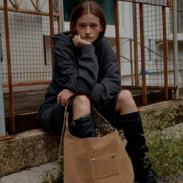 레터리 스웨이드 버클 리버시블 숄더백