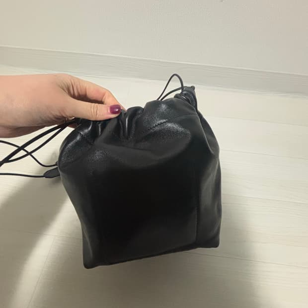 질샌더 덤플링숄더백 블랙