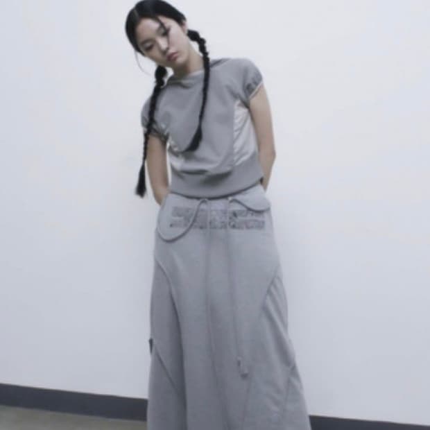 오호스(ojos) 컷팅 맥시 스커트 실버 그레이