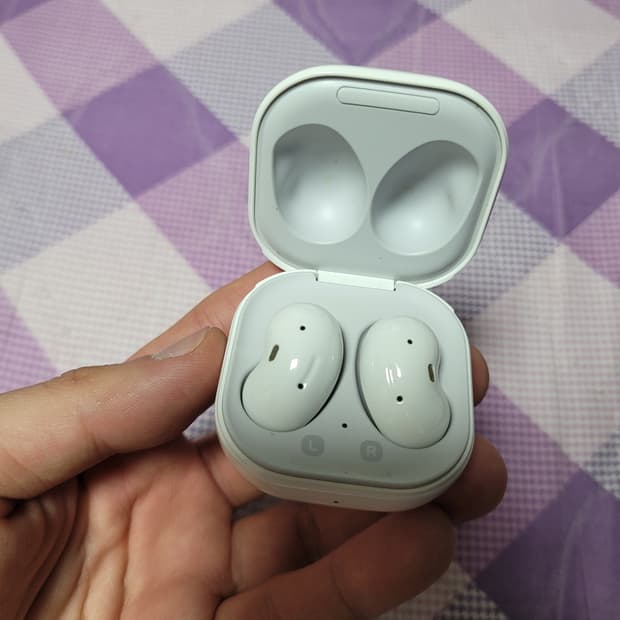 삼성 갤럭시 버즈 라이브 화이트 색상 오른쪽 유닛고장