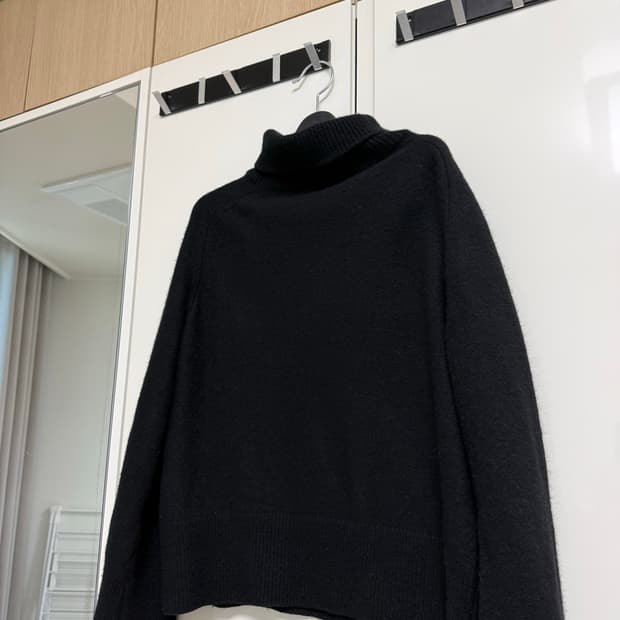 체 캐시미어 블랙 터틀넥 니트