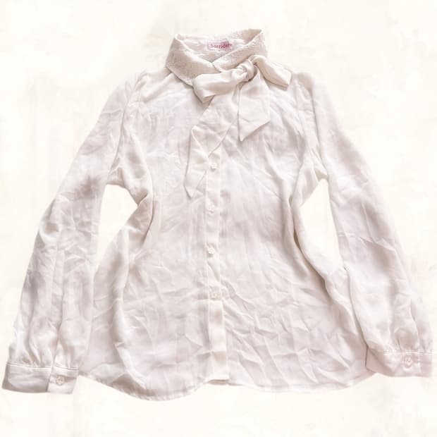 (이체시에눌) 일본 생화이트 페어리 리본 디테일 플라워 포인트 블라우스 