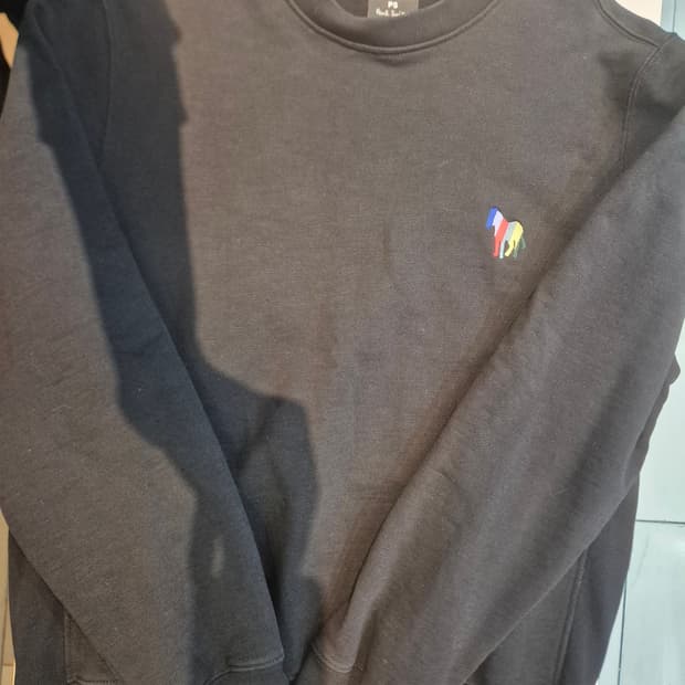 폴스미스 맨투맨 m 판매합니다 
단시간 착용하고 보관만 해서 판매합니다 