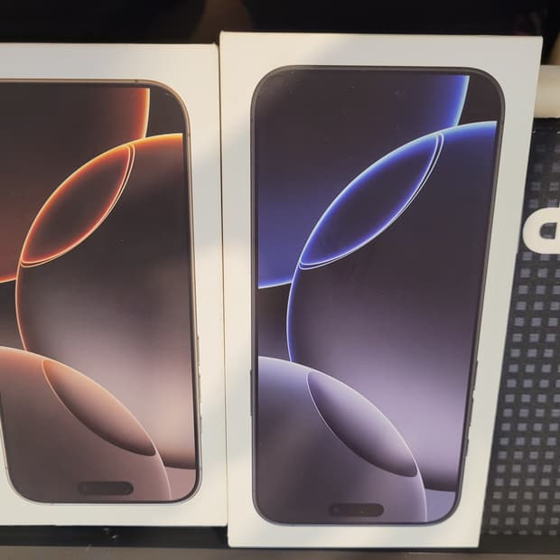 아이폰 16프로 512 데저트 미개봉 ( 아주 살짝 박스 오염 있음 )
