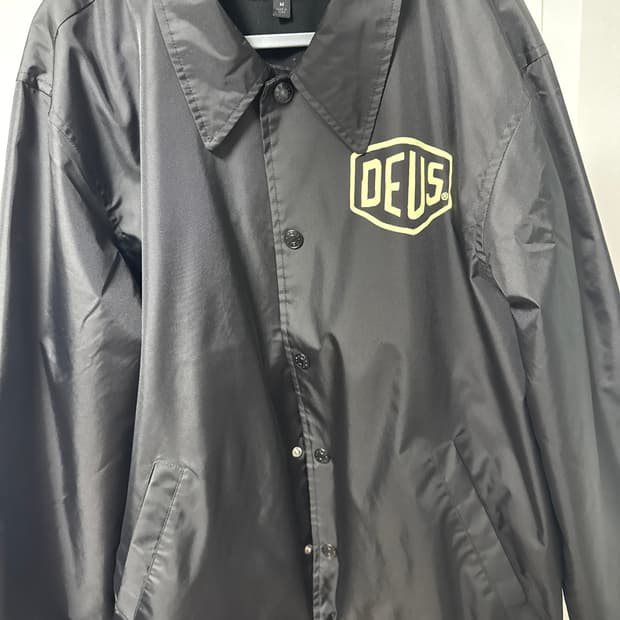 데우스 엑스 마키나 코리아 컬리지 코치 자켓 블랙