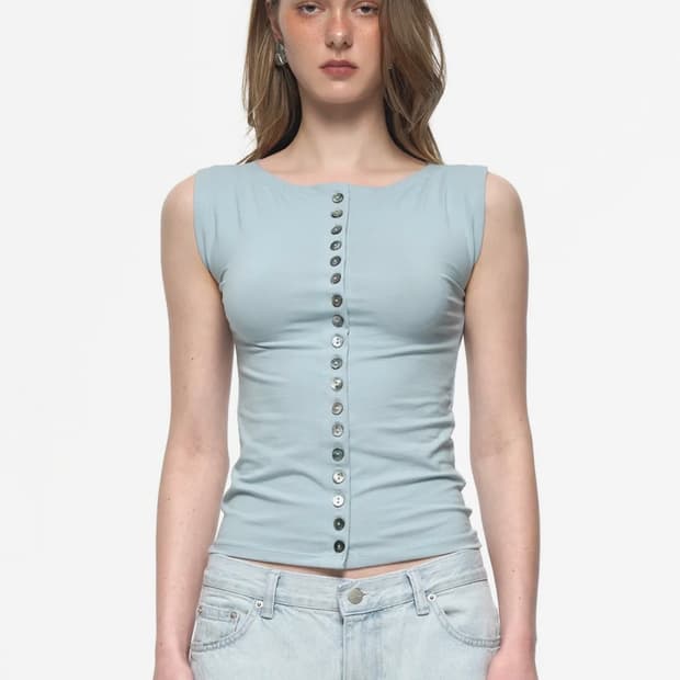 TMT 투머치택스 자개 버튼 슬리브리스 탑 라이트 블루