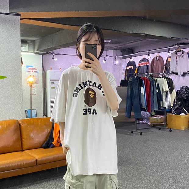 베이프 라운드로고 화이트 반팔티 B4733